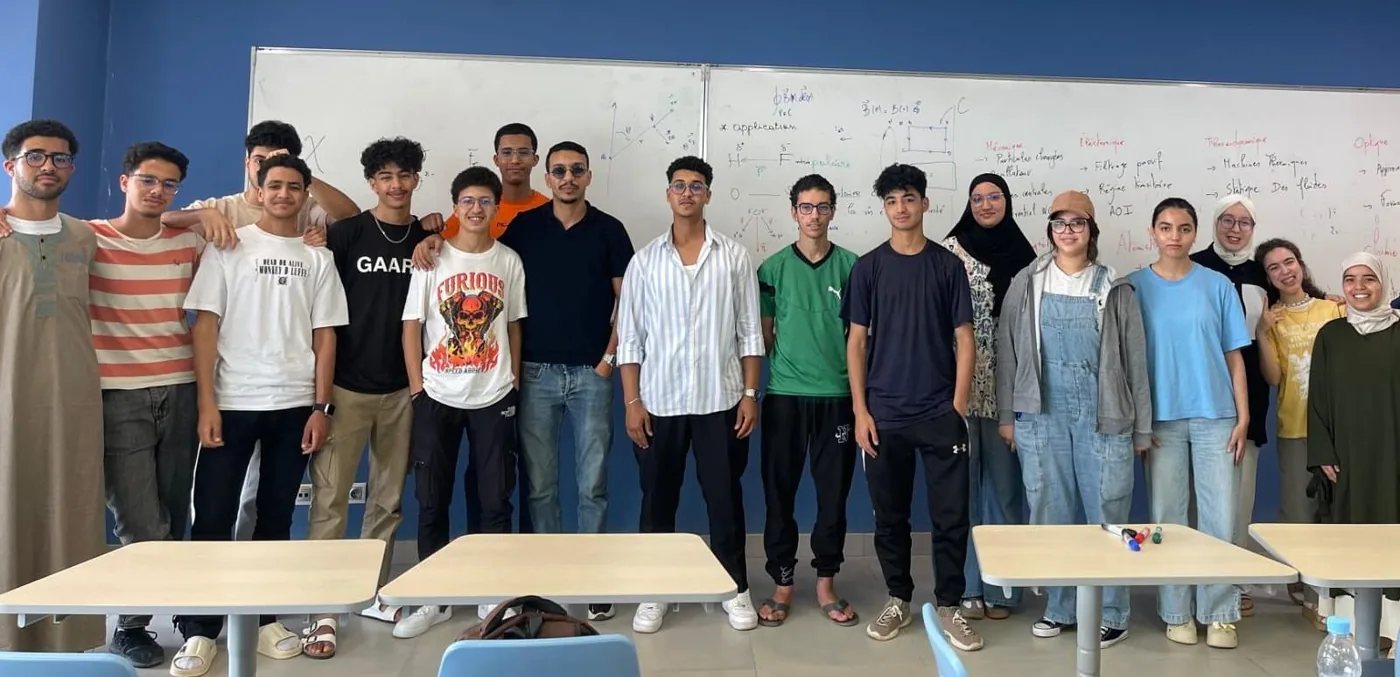Le Prof. BOURKAB Aymen avec ses élèves en classe