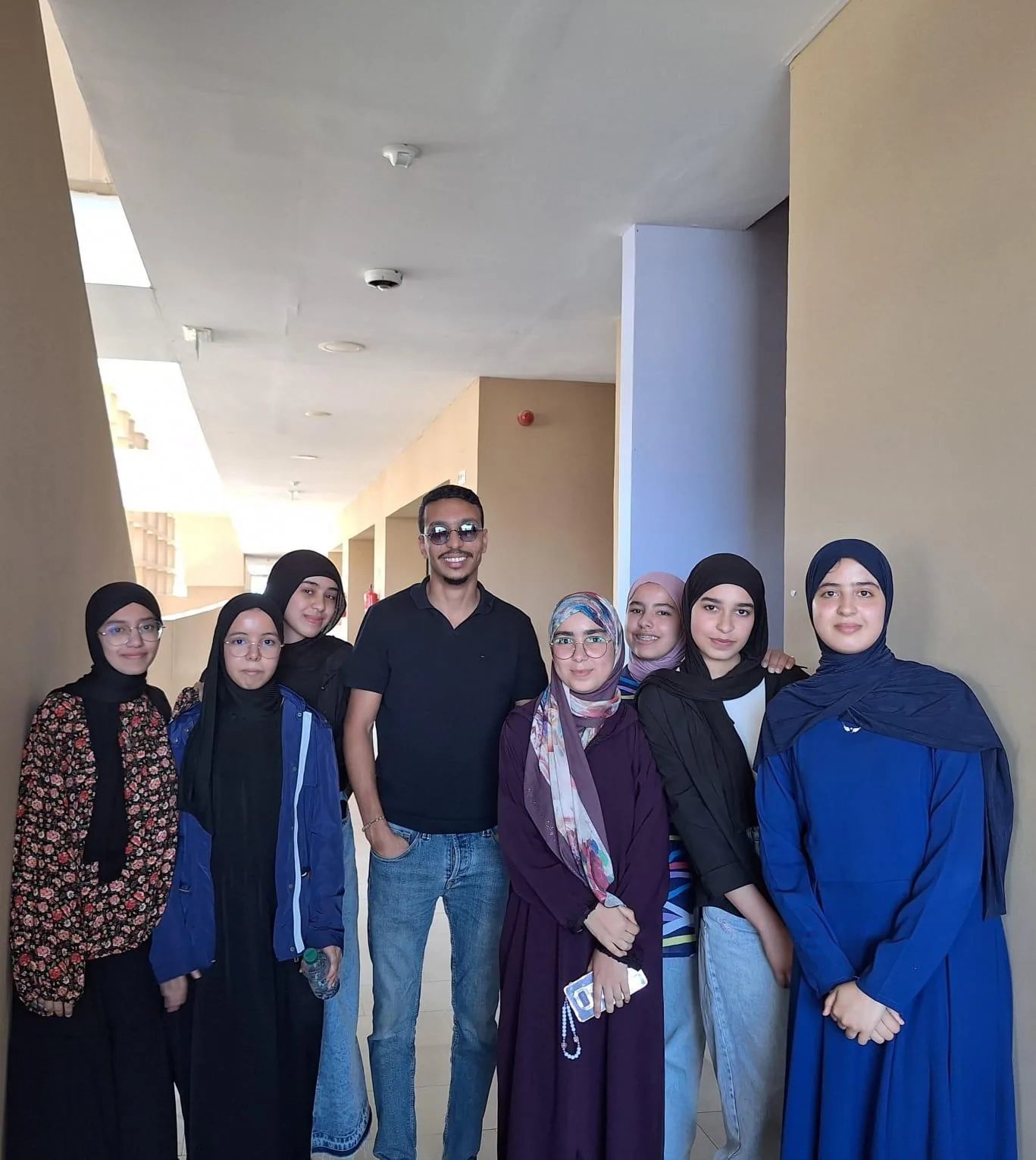 Le Prof. BOURKAB Aymen avec un groupe d’étudiantes